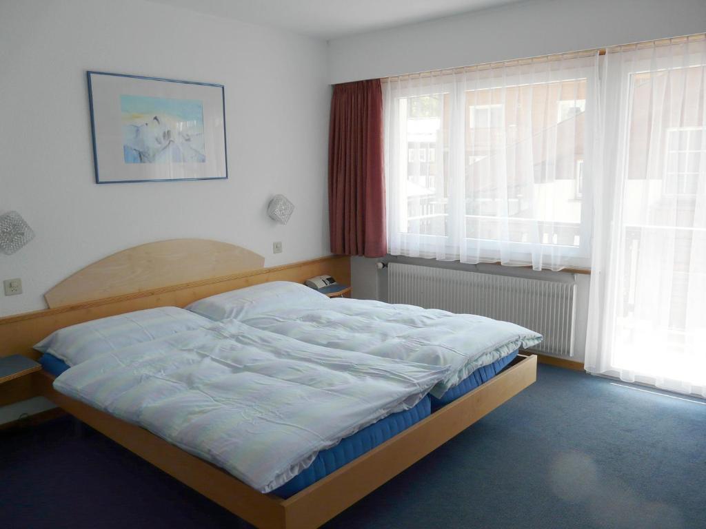 Hotel Garni Domino Saas Fee Rum bild
