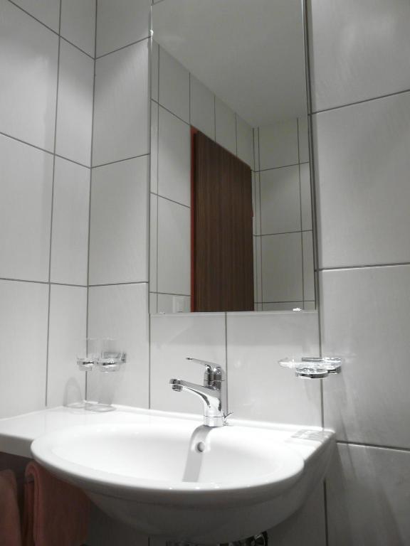 Hotel Garni Domino Saas Fee Rum bild