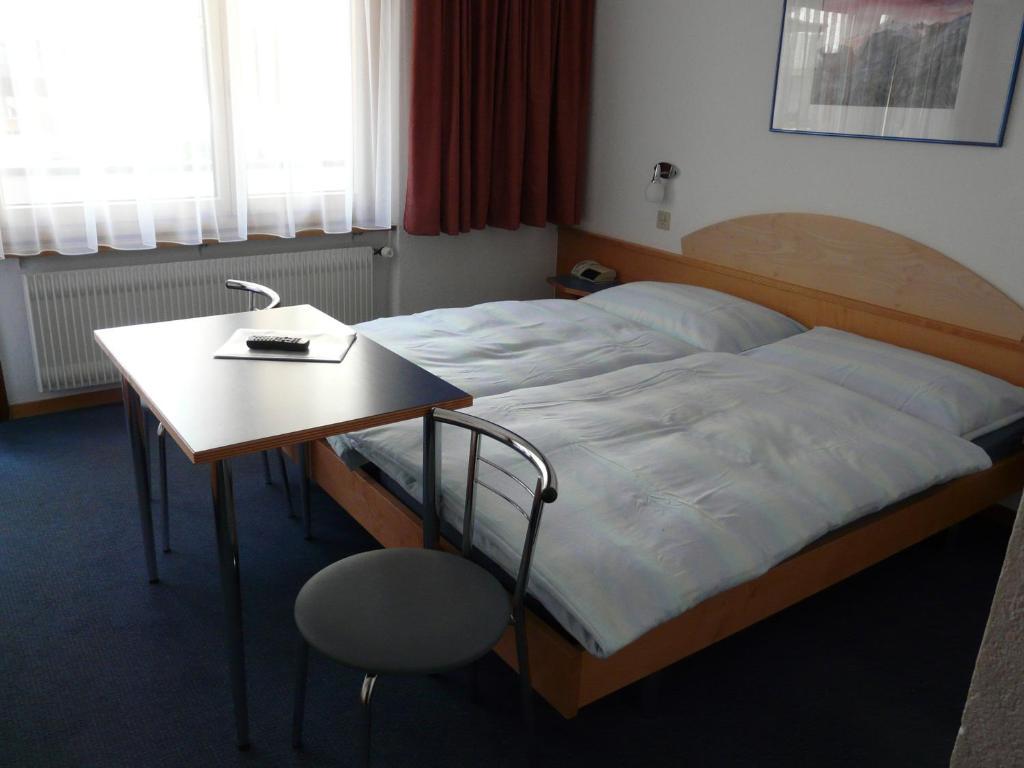 Hotel Garni Domino Saas Fee Rum bild