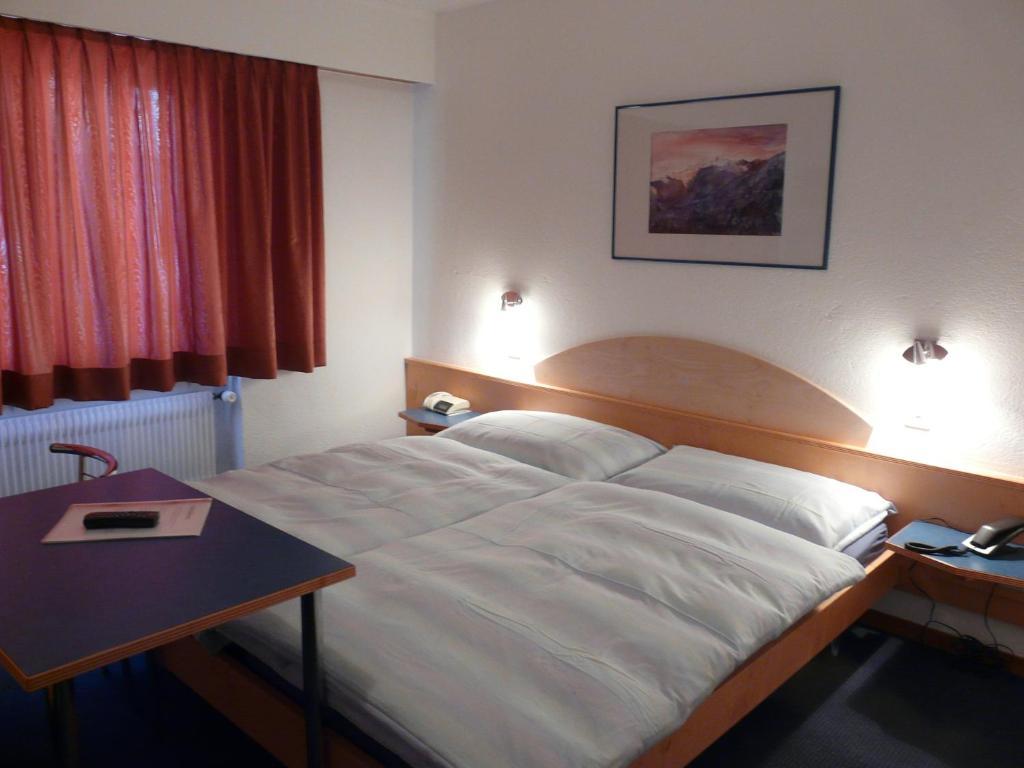 Hotel Garni Domino Saas Fee Rum bild