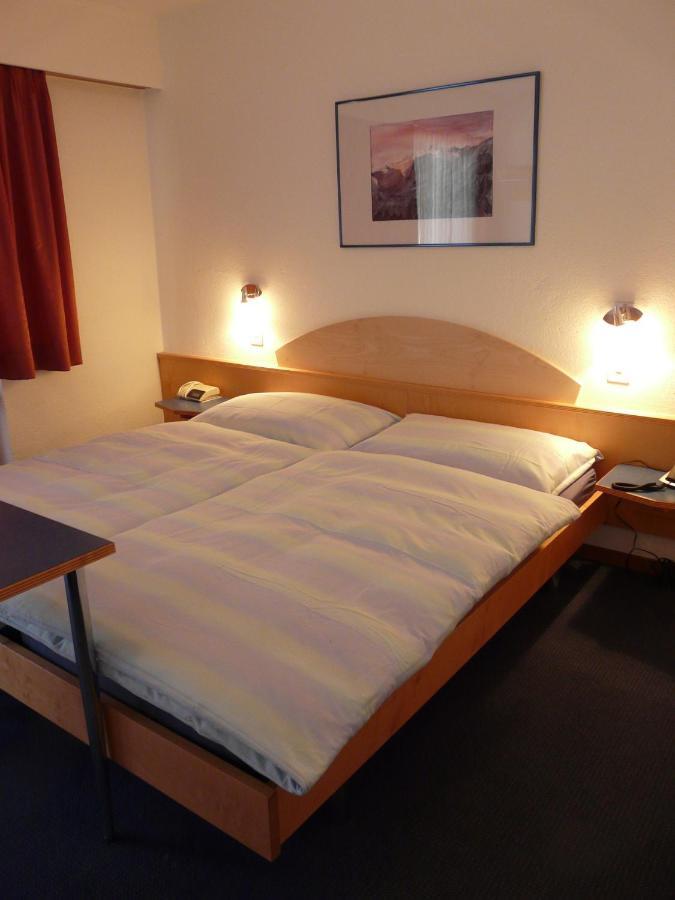 Hotel Garni Domino Saas Fee Rum bild